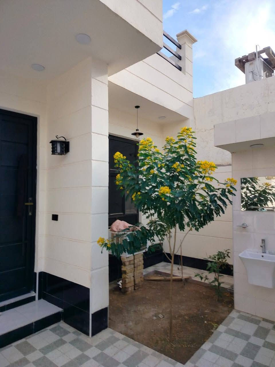 السلام  عليكم
دار للبيع  واقع في حي المشتل ظهر شارع ٣٠ الثاني الي يربط بشارع السده  علمأ الدار مساحه  ٢٠٠ متر  بناء  حديث متكامل للستفسار ***********
