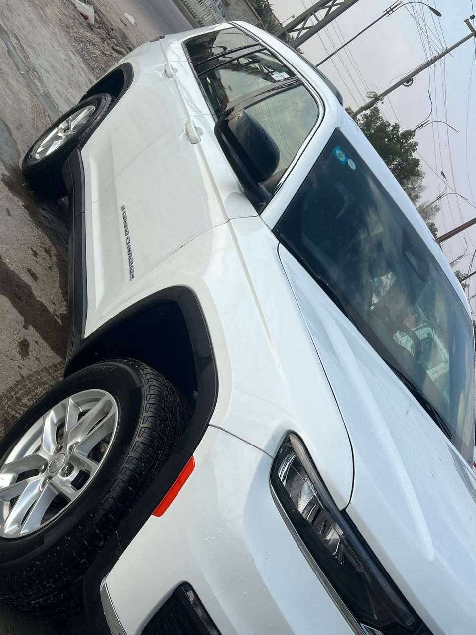 جيب كراند شيروكي فئه لاريدو 
موديل 24 حادث بجم بدون 
شواصي ولا لغود فقط تبديل جاملغين وبنيد
ماشيه 4900 زيرو السعر265 وبيها مجال 
للاستفسار الاتصال برقم ***********
