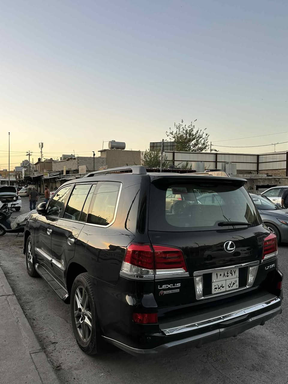 لیکزس خلیجی بریم Lexus Lx570 
مودیل / 2009محدث كامل الی 2015 
مواصفات : فوول ، جك یصعد و ینزل ، صندوق شفت ، دبل جام فوتو بیلادي ، سبعة راكب ، كشن تبرید و تدفئة و خزن ، كشن كامل كهربائي  ، حتی كشنات خلفي كهربائي ،  ۳ كامیرا بیلادي ، بصمة و سلايد ، لایت لید و زینون بخاخ 
محرك : V8.5.7 
مو عام مو حیزام ، نبیع بعام صبغ 
القمارة شوية بیها معجون من كدام 
شواصي آمامي و خلفي بشرط
كهربائیات ، صدر ، تبرید تدفئة بشرط الفحص 
سيارة باسمنا تحویل ثاني يوم 
سعر $٢٦٥مجال
للاتصال / ***********

