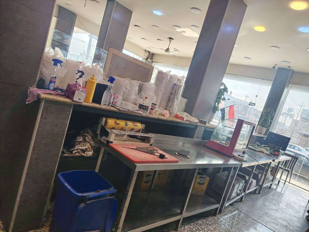 مطعم للبيع ركن عله اربع شوارع متكامل من كلشي ابيع موقع وغراض كامله تجي بس تشتغل أي نقص مابي سعره جداا مناسب والبيع لعدم وجود كادر عمل تواصل 
***********
