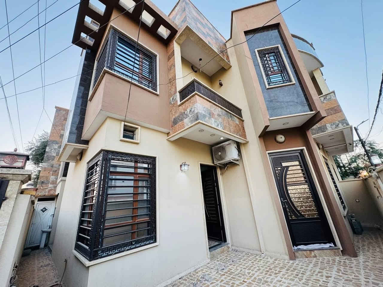 للبيع 
#عقارات_مملكة_الخير 
دار للبيع في حي الحدباء مع الاثاث 
المساحة 130 متر ركن استلام فوري بناء حديث فول   
 سند طابو سكني ملك صرف  
طابقين اربعة غرف نوم وهول واستقبال ومطبخ وصحيات ونضام دكتات اتجاه شروق تام 
للإستفسار اكثر الإتصال
***********
*********** 
***********‏‪
او مراجعة مكتب مملكة الخير للعقار الكائن في سايدين  البحرين قرب قاعة الفخامة للاعراس
