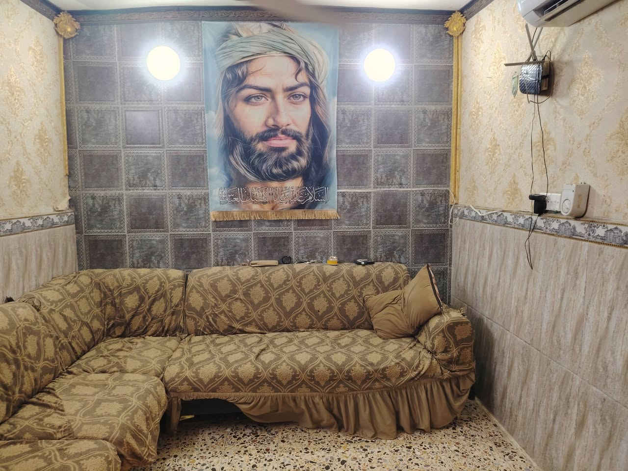 للبيع 
سلام عليكم نص قطعة مدينة الصدر قطاع 28 فرع بيت سيد صروط
مساحة 55 غرفتين جوئ وغرفتين جديدات فوك مع ملحقات نظيفة كلش
واتساب
تواصل رقم هاتف
***********
