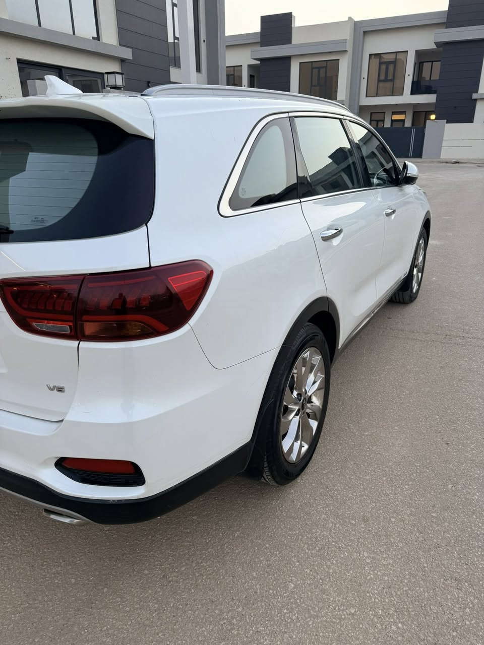 Kia Sorento موديل 2019، رقم بغداد، بحالة ممتازة ومواصفات فل كامل.

المواصفات:

* محرك 3.5 لتر

* 7 مقاعد

* مقاعد جلد أصلية

* تدفئة وتبريد للمقاعد الأمامية

* تدفئة للمقاعد الخلفية

* حساسات أمامية وخلفية

* مرايا جانبية كهربائية بخاصية الطي

* سقف بانوراما

* باب خلفي كهربائي (جنطة كهربائية)

* فرامل إلكترونية (EPB)

* نظام Auto Hold

* شاشة مع نظام GPS

* ممشى 140,000 كم

السعر:( 235 ورقة )، قابل للتفاوض بالمعقول.

📍 الموقع: كربلاء المقدسة

🚘 رقم السيارة: بغداد

📞 للاتصال: ***********
