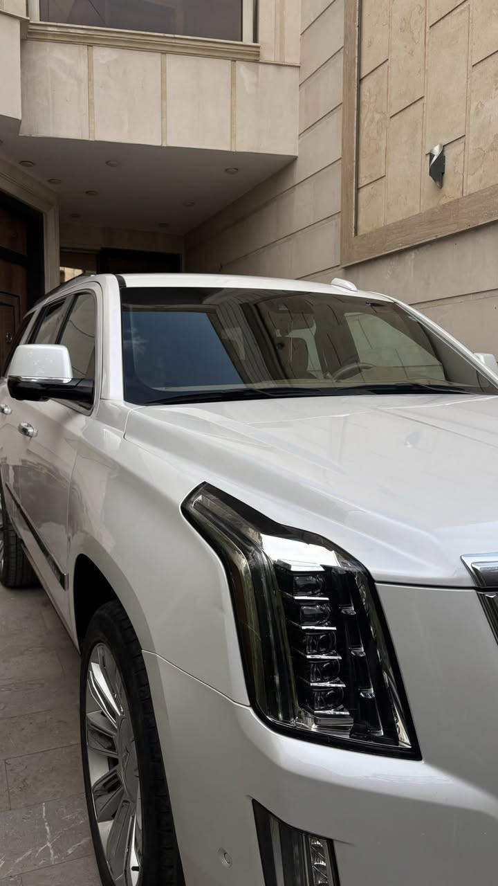 كاديلاك اسكاليد بلاتينيوم 2019
سلام عليكم 
كاديلاك اسكاليد 2019 بلاتينيوم وكالة المنصور كفاله عامه
ماشيه : 70 الف كيلو حقيقي
محرك : 6.2 420 حصان 
تفصل اربعه سلندر داخل المدينه (نظام اقتصادي)
الگير : 10 نمر تعليگ
نظام دفع رباعي وخلفي
نظام التحكم بمود القياده (سبورت وثلج وداخلي)
ويل 22 تخم تاير جديد
دوسات كهرباء
لايتات ليد اربع عدسات تفتر من تشغل اشاره 
مواصفات داخليه
مقاعد جلد جملي تدفئة/تبريد/ مساج 16 وضعيه تحكم
شاشه بيها كل التحكمات وابل كار بلي واندرويد اوتو
بانوراما
ثلاجة وسطيه 
قاصه
شاشات خلفيه وسماعات
شاشه سقفيه
كامرات 360 درجة
حساسات 360 درجة
رادارات 360 درجة
نظام صوت bose 16 سماعه
-
طفايه وعدة تصليح وجميع غراضها موجوده وغير مستخدمه
السياره كفاله عامه وكالة المنصور 
-
مكانها بغداد شارع السعدون
-
السعر: 52 الف وبيها مجال ان شاء الله
السياره نظيفه ماكو خواتها بنظافتها بانزين سوبر والدهن يورول وقبل الموعد يتبدل  
-
للاستفسار : 
0775 483 1076
