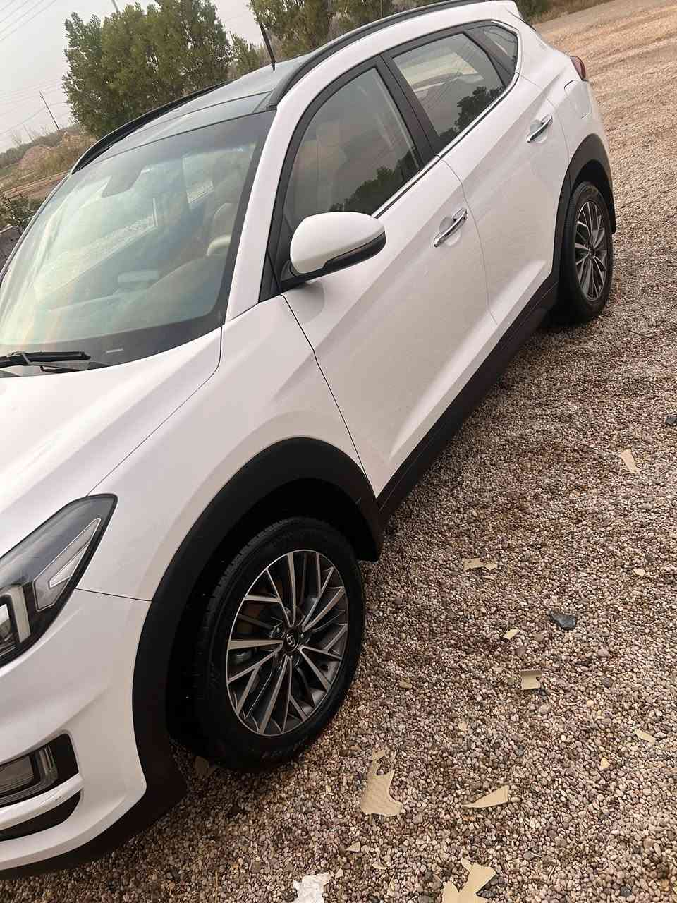 للبيع توسان خليجي 2019
رقم بغداد فول السياره ماشيه 63 الف سنويه جديده صادره تحويل ثاني يوم بيها ملاحظات بسيطه موضحه بلصور فقط لاغير 
ب198$ وبيها مجال
للأستفسار مراسله خاص او اتصل ***********
العنوان  متواجد فلوجه او بغداد
