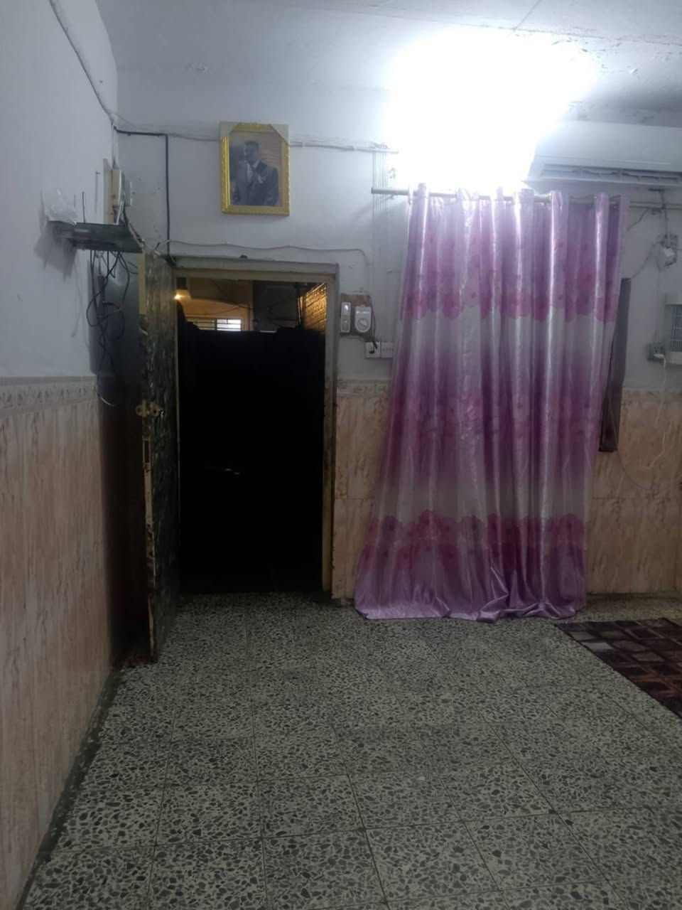 السلام عليكم بيت لبيع حي عصري شارع سلامه مساحه 75متر  يتكون غرفه وهول ومطبخ واستقبال ومنور اخر البيت وبي درج بناء بلوك عكاده نضيفه سعره 56بيه مجال الاستفسار  ***********
