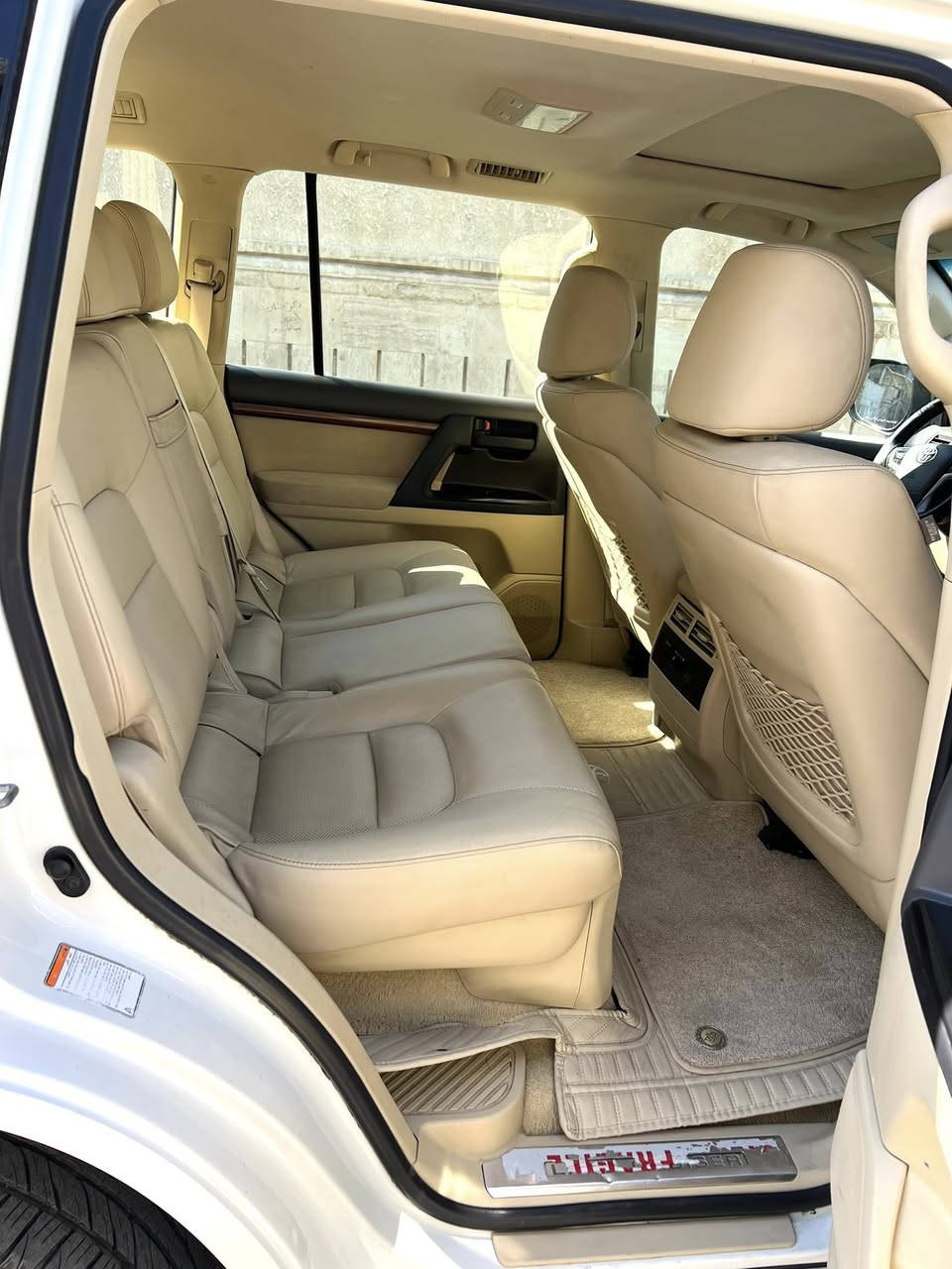 تويوتا لاندكروز 2017 GXR خليجي شركه SAS 
___________________________ 
محرك حجم V8 4600
حساسات امامي خلفي
بصمه وتشغيل عن بعد 
مثبت سرعة دبل ماوس 
سلايت و 8 ايرباك
لايت زنون اسود
كشنات جلد وكهرباء 
علامه لاندكروز ليزريه بالبيبان 
بيه بارد بالباب الخلفي والصندوق وممبين 
السياره ماشيه 187000 الف KM
السياره جديده ومابيه اي نقص من كافه النواحي 
السعر 48000
***********
***********
