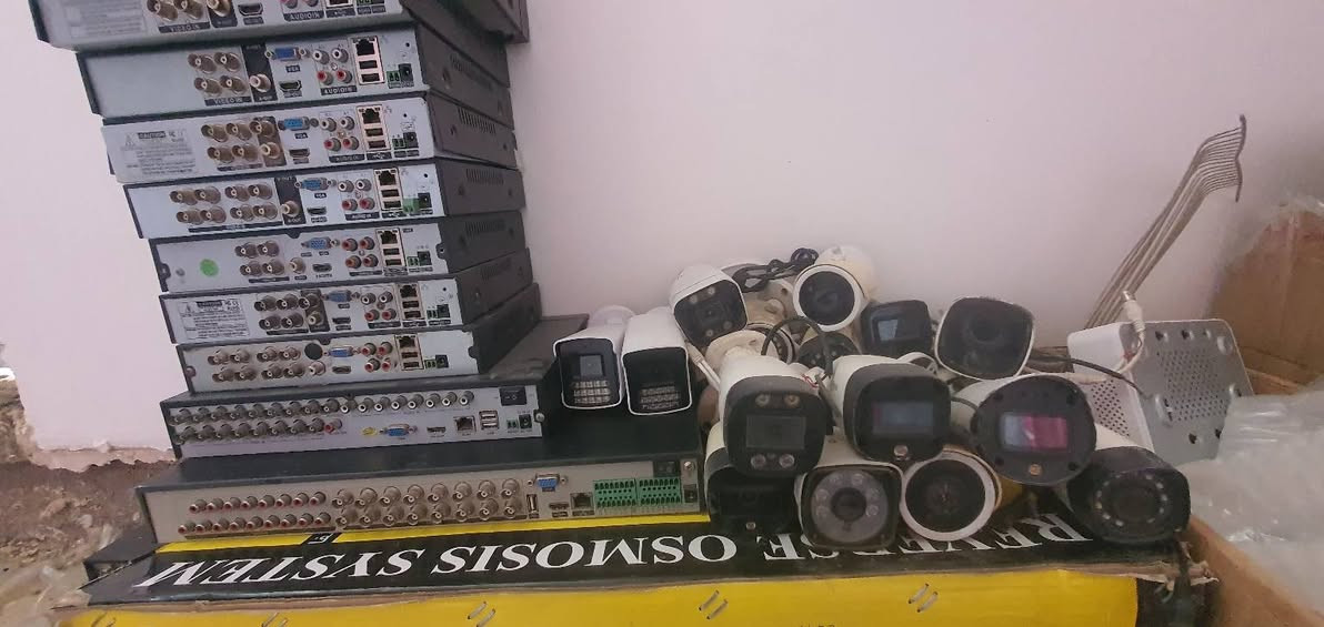 ابيع شلع بس 
اجهزه ديفي ار وكامرات مستخدمات 
ديفي ار ١٣ قطعه 
كامرات ٣٥ قطعه 
# الديفي ار بيهن
١٦ جنل قطعتين 
٨ جنل قطعتين 
٤ جنل ٩ قطع 
شغالات مابيهن شي بس اكو بيهن قافل بي رمز واكو مابي

#الكامرات 
الكامرات بيهن نقص فيش واكو واكفات ميشتغلن 
الكامرات ابيع فحم ٣٥ قطعه سعر القطعه عله الف دينار بس 

# السعر الكلي ١٠٠ الف شلع كلهن 
راسلني واتساب 
***********
