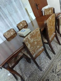 ميز طعام خشب و٦ كراسي السعر ٢٥٠ وبي مجال العنوان السيديه.. قرب جامع ال...