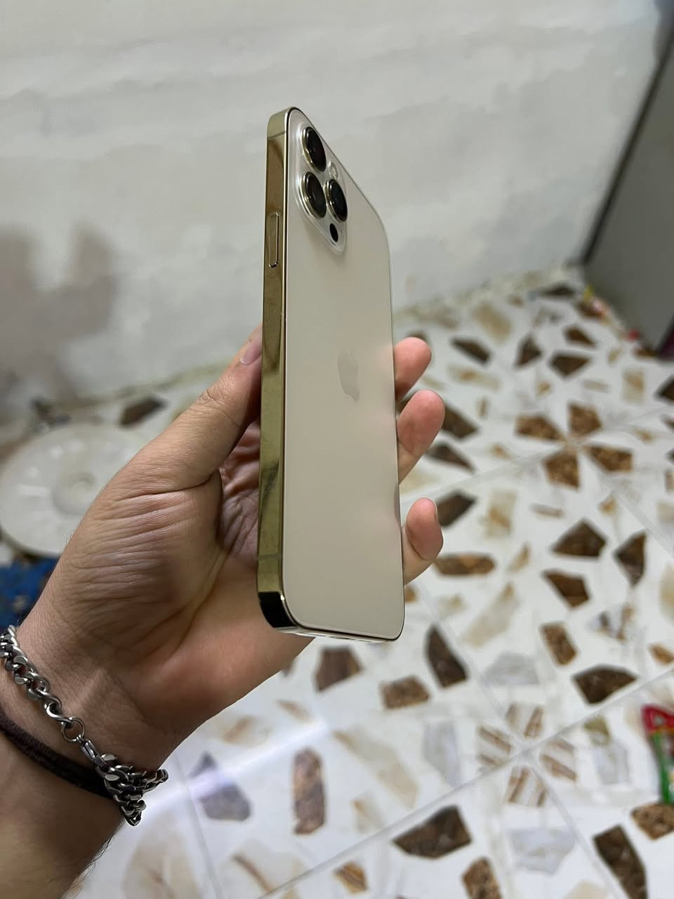 سلام عليكم
12برو ماكس
128بطاريه 77
ألون اذهبي 
ماستر شرق  اوسطAAA
كله شغال كامرات ✅اتصال✅سيمكرت✅واي فاي✅كله شغال مابي مشكله فيس متوقف 
الباقي مكفول وين متريد افحص يرهم مراوس ويرهم بيع 
شاشه 3خيارات مستبدل اصلي 
مكاني بغداد مدينه الصدر راسلني واتساب 
***********السعر 325وبي مجال
