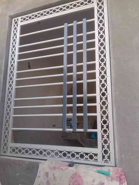 صباغ ابواب وشبابيك بسعار مناسبه ***********
