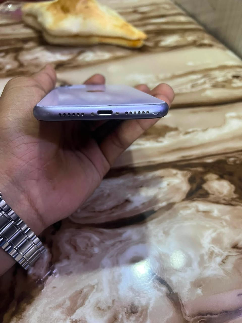 آيفون 11عادي نضيف كلش مبدل بطاريه خدمه وضهر نضافه مثل مموضح بصور سعر250وبي مجال قليل رقمي ***********
