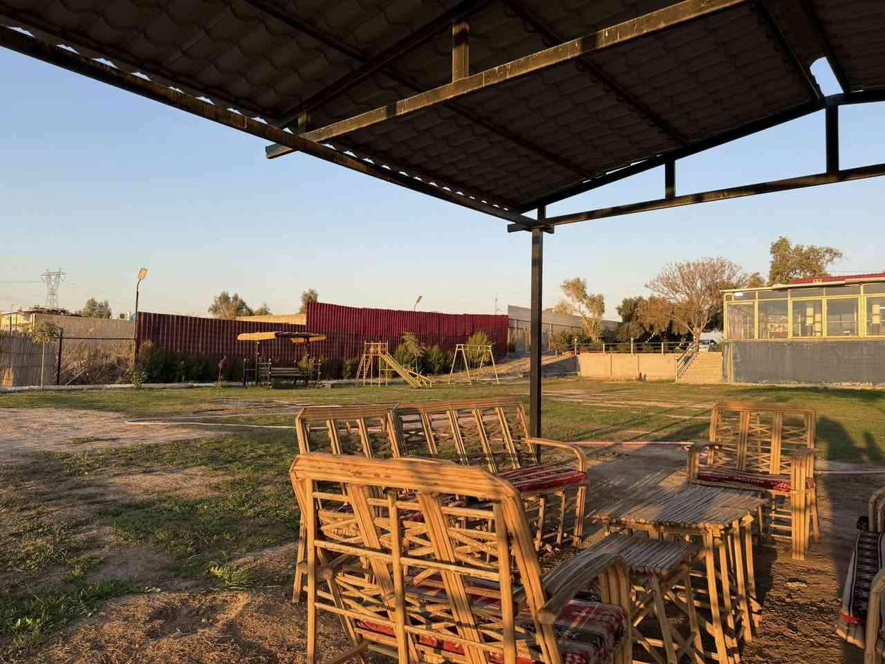 سلام عليكم مزرعت نطاليا لبيجار ليومي غرفة نوم وصالة ومطبخ وصحيات
•مسبح للكبار*********** 
• مسبح للصغار
• العاب للكبار
• العاب للصغار
• حديقة كبيرة
•ادواة للشواء ومكان شوي كامل
•جلسات خارجية
•كراج داخلي
•كهرباء ع مدار 24 ساعة
•انترنت مجاني مفتوح
