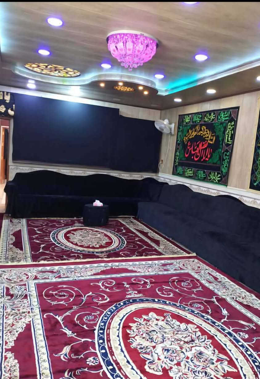 للبيع بيت حي مهندسين بل ساهرون قرب مركز الاستخبارات 200متر غرفتين وصاله وستقبال وتخاريج وصحيات داخلي وخارجي وبي شقه درج عل شارع نص طابق غرفه وصاله وصحات *********** الاستفسار
