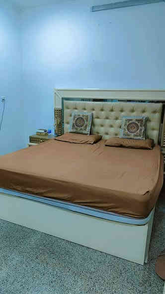 من رخصه الادمن غرفه تركي باب اول مابيها اي مشكله نظافه ٩٩٪؜   للبيع  السعر ١٧٥٠٠٠٠مليون وسبعمية  وخمسين   بيها مجال بسيط للتواصل ***********  مكاني سبع ابكار
