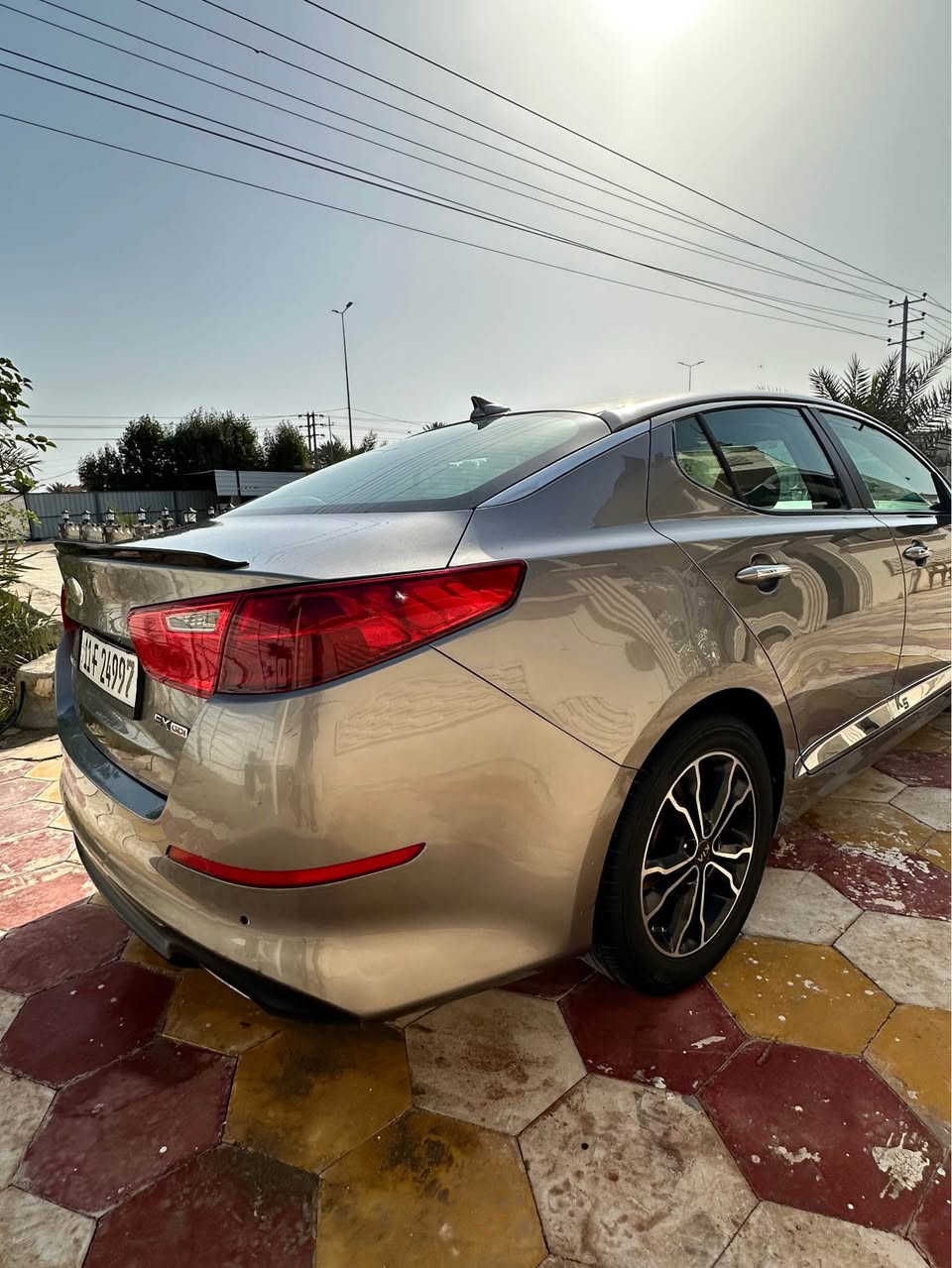 اوبتيما 2015 وراد امريكي فئة EX 
السياره داخله كلين ومكفوله كفاله عامه 
فقط بيها بارد بالهلال بالجاملغ الخلفي والدعاميه الاماميه مبدلها كصه حاويه اصليه اثر حادث بسيط عندي الصوره والدعاميه الخلفيه بيها صبغ اثر شخوط وهم عدي الصور قبلومأشرها بالصور 
السياره جاهزه ماتخسر عليها كلشي كله جديد . كير محرك كهربائيات صدر امام وخلفي جديد باتري جديد تبريد منظومه جديده اصليه مال وكاله تايرات نضيفه دواخلها نظيفه . جانيها صار تقريبا سنتين 

السعر 130 ورقه وبيها مجال بسيط 
العنوان | الديوانيه 
***********
*********** آفاق, القادسية
