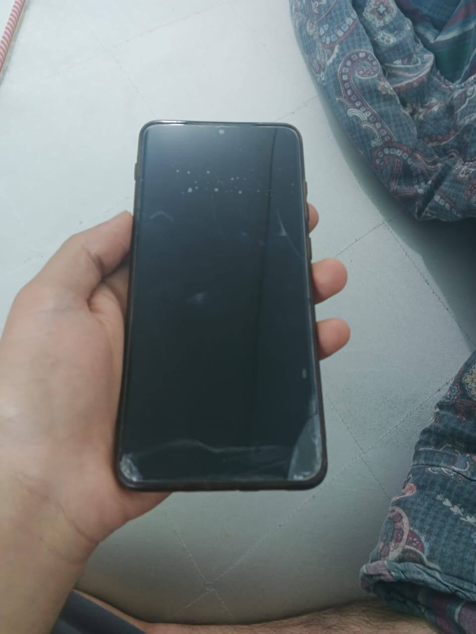 سلام عليكم s20 Ultra 5g
الجهاز بعده بحاله الوكالة مداخل تصليح 
الفطور بل كلاس تكدر تبدل كلاس الشاشة دون فتحه 
الجهاز طبيعي الفطور مامئثره على العب او تصفح.....للعلم حاط لزكه حمايه الجهاز أمريكي ذاكرة 126 عشوائية 12 قابلة للزياده 
معالج سناب دراكون 865 شحنه حلو فقط الفطر الي بل كلاس مغوش على كامرة السيلفي اما كامرات الخلفية ماعليهم شي تصوير 8k 4k ول 100x زوم قيم بل يرضي الله وحياك الله تواصل ***********
