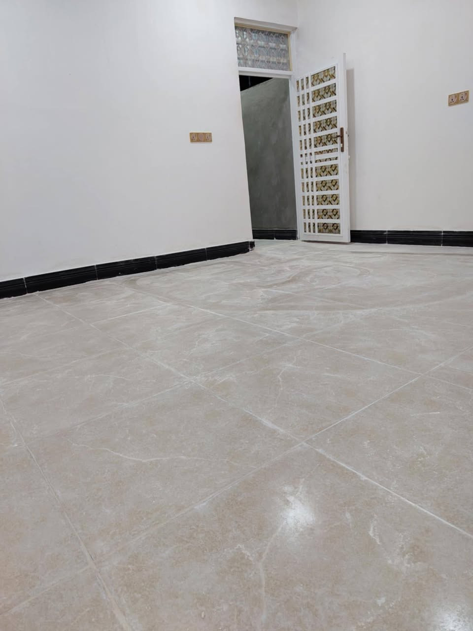 ع بركه الله بيت للبيع ١٠٠متر طابو زراعي سند ٢٥ مداور ثاني يوم يتكون من غرفه وصاله ومطبخ وبراني وصحيات داخليه وخارجيه وساحه بيت بناء حديث درجه اولى مجمع الجوادين نهايه شارع ٣٠ منطقه سيد حبوب كافه الخدمات الاتصال على الرقم *********** متواجد على الفيس والواتساب
