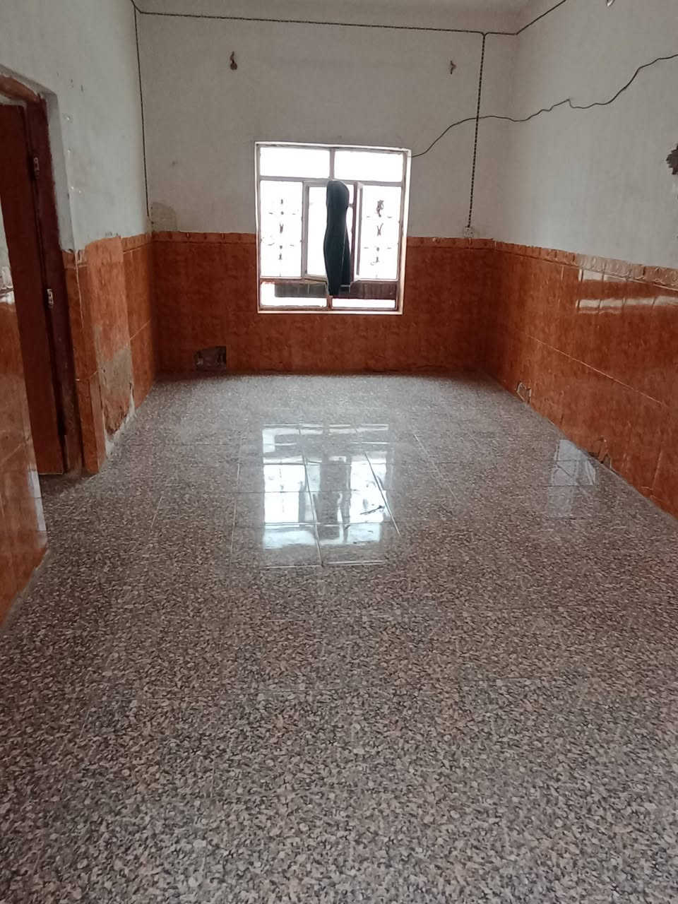 بسبب الوعود الكاذبه تم اعاده النشر بيت البيع المساحه 200 يحتوي على غرفه وصاله مطبخ وستقبال صحيات داخليه البيت حي الحسين كاع الفوازيين البيت اصلاح زراعي السعر (17)بيه مجال الاتصال على الرقم ***********
