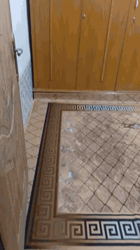 بيت64 م طابو زراعي مشمول بالتطويب  للبيع يتكون من غرفه وصاله واستقبال ومطبخ و2 حمامات ومكشوفه  وسطح وبيتونه جبيرة بناء جناي بناء نضيف ومرتب السقف عكادة والبناء طابوك وبلوك العنوان فلكة المطار خلف مجمع عماد سكر اول فرع على الشارع السعر 25 الاتصال ع الرقم ***********
