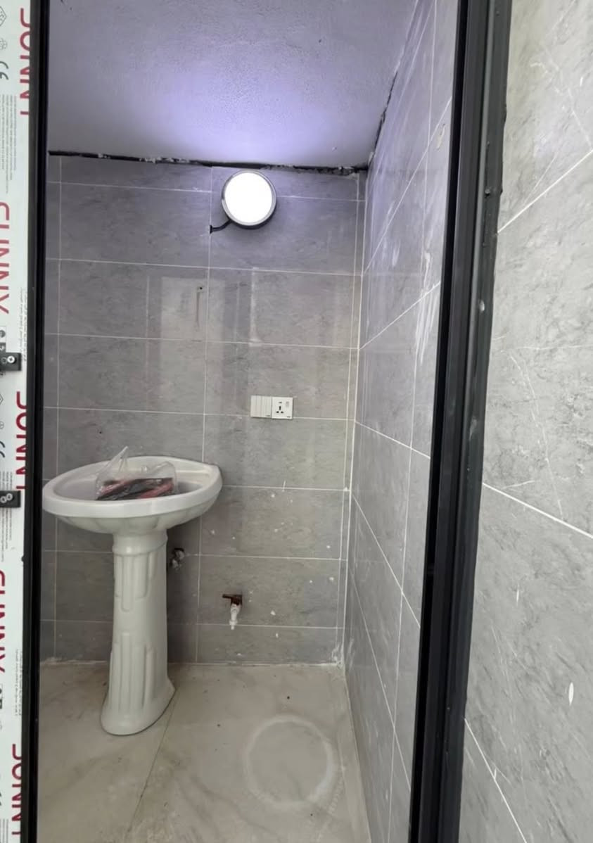 سلام عليكم.     كوردي /عربي.
ئه م خانوه بۆ فرۆشتن. بە کارنەهاتوو. 🔥
105متر. دوو قات.      گەراجی. هۆلو متبەخ تێکە ل.       ژوری میوان.   متبەخی گەرم.    مشتملات کامل.         قاتي سه ره وه. دوو ژوري نوستن کامل مواسەفات.  دیکۆر تورکی.    
 ناونیشان / کەرکوک. / سەرجادەی سلیمانی.  دەروازە.   نزیک سە نتەر رۆنشبیری.     
ژماره /*********** وتساب. له سه ره 

دارللبيع. بيت جديد.  فول مواصفات.     105 متر بيها. مطبغ. او مطبغ حار.  غرفة استقبال.  غرفة نوم.  مشتملات.  هول.   تصميم تركي. طابق ثاني. بيها غرفتين نوم.   گراجي.    فولل مواصفات. 

مكان/ طريق سليماني :: دروازه :: مقابل مركز ثقافي.  

رقم/***********. 
وتصاب مجوود
