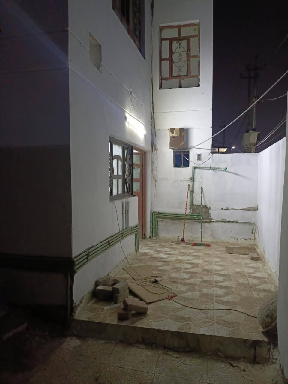 دار سكن للبيع طا بو صرف حي الحضارة ركن على شارعين 100 متر مربع 10 في 10 تقاطع مدرسة العبير وع اليمين قبل نهاية الشارع ع اليمين بيت ركن عال 
  طابقين نضيف عالي عن الشارع تبليط ومقرنص الطابق الأول غرفتين نوم وصاله ومطبخ وحمام وطارمة وحديقة الطابق الثاني غرفتين نوم وصاله بيت حلو كلش نظيف موقع تجاري 🌿
ـــــــــــــــــــــــــــــــــــــــــــــ
اي استفسار خاص واتساب 
‏‪***********‬‏☎️
‏‪***********‬‏☎️
