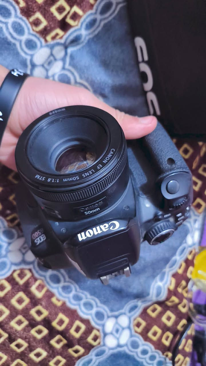 كامره كانون650 
وياه زوم رياضي 300/70 

حزام كتف 
جنطه 
رام 
بطارتين 
للبيع السعر خاص رقمي الخاص ***********
