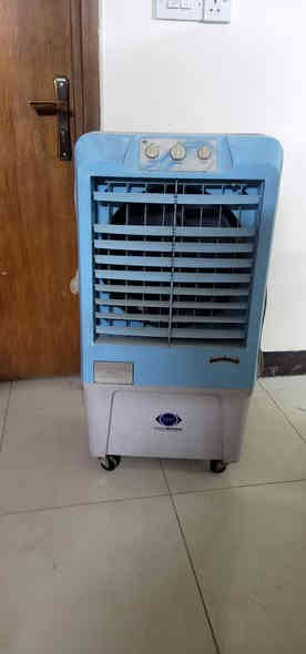 السلام عليكم
طباخ ايطالي بحالة نظيفة 
كونفيرة حجم وسط نظيفة وشغالة 
سستم سماعات شغال 
دوشمة مال سيارة نظيفة بدون ضرر 
جيس ملاكمة نظيف بدون ضرر 
 للاستفسار مكاني السيدية 
راسل واتساب او اتصل 
***********
