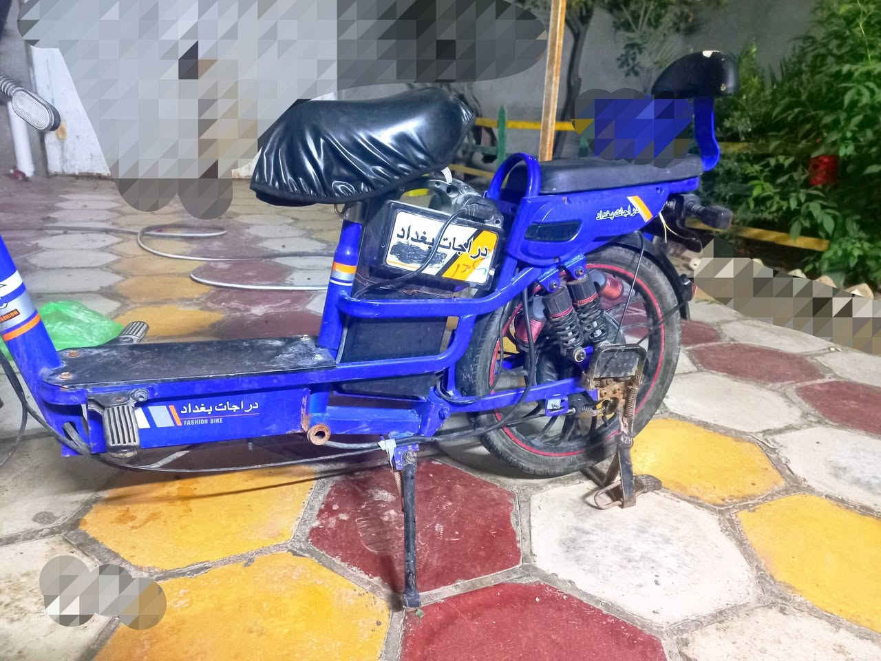 سلام عليكم دراجه شحن استعمال متوسط حالته ممتازه مواصفات
. تجي ب 6 بطاريات 12V يعني 72V 

. سرعتها 40  بطاريات قوية و تحمل وزن 150 تمشي 35 

. ملف الدفع 680 W 

. بيها هورن ولايتات شغاله و عداد سرعه 

.   4  سرعات 

سعر 300 و بي مجال 

... و اي شي ثاني بل صور اواستفسار  رقم واتساب 7766614803
