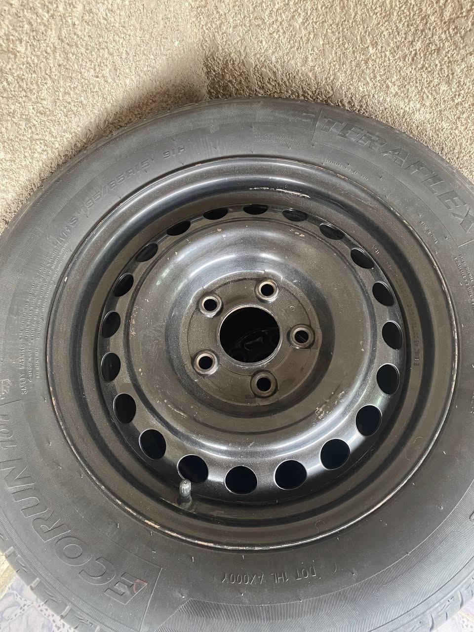 السلام عليكم 
تخم ويل النتراا اصلي مع تخم تاير نضيف جدااا 
السعر 300 وبيهه مجال 

***********
