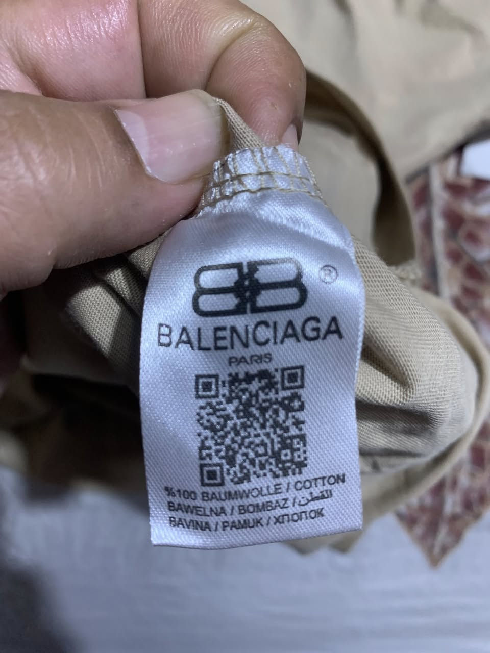 تيشيرت بالنسياغا (Balenciaga T-Shirt) باللون البيج، ويتميز بقصة فضفاضة (Oversized) مع شعار الماركة الممتد بخط عريض باللون الأبيض عبر
أوڤر سايز يعني شلون البگي وتصير الكتف نازل يخبل قمش بارد جديد بالليبل شلت الليبل من غسلتة عبالي يصير علية طلع ضيق
هالتحفة متاحة ويوجد توصيل


**إذا كنت صاحب هذا الإعلان وتريد حذفه لأي سبب، رجاءا أرسل رسالة إلى الدعم الفني**