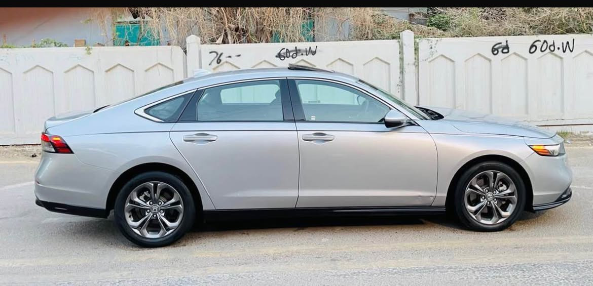 هوندا اكورد exl موديل 2023 هايبرد 
 
السيارة ماشيه 45 كم

فول مواصفات 
• مكينة 2000 هايبرد تنفس طبيعي
• كير اوتوماتيك 
• شاشة كبيرة
•فتحه سلايد
• كاميرا خلفية 3 انظمة
• كرسي كهرباء جلد  لون اسود  
• رادار امامي
• مانع تصادم
• محدد مسار 
• تصحيح مسار
• شفتات بالستيرن
• مثبت سرعة
• مانع انزلاق
• دخول ذكي 
• إنارة ترحيبية
• هندبريك كهرباء
• عداد ديجيتال
•لايت عدسات زينون
• نظام اوتو لايت Auto
• لايت العالي زنون 
اوتو هولد للبريك
• حساسات مطر 
• حساسات امامي خلفي 
• حساسات ضغط هواء الإطارات
• أوامر صوتية
• 4 أنظمة قيادة (eco,individual , sport,normal )

السياره وارد امريكي حتدثها دعاميه اماميه فقط

السعر 203 وبيها مجال لشراي

مكان السيارة بغداد  العامريه للتواصل 
*********** بغداد, العراق
