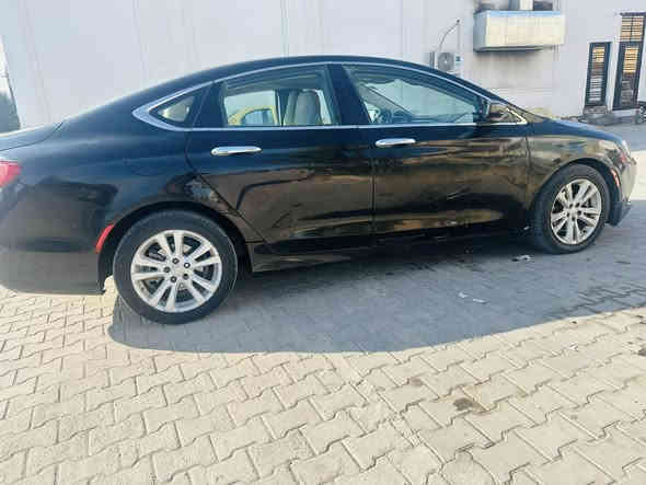 كرايسلر C200
مديل 2016
مكينه 2400
رقم قادسيه بسمي مداور ثاني يوم
بدون تبديل بيه بنيد مصبوغ وجاملغ خلفي مصبوغ ربع من عده وبيه رشات بل هلال وبل دعاميه الاماميه وباب الخلفي اثر شخوط
مواصفاته 
شاشه
كامره 
بصمه 
كير ماوس
سايد بريك كهرباء
مكاني الرميثه
ترهم مراوس وبيع 

سعره 85 وبيه مجال 
استفسار ***********
