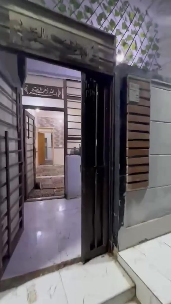 بيت باسمي طابو سند  25 طابق ونص مساحته خمسين متر حي العباس منطقه موسى الكاظم عليه طريقين طريق من شارع بغداد وتنزل من عمود رقم واحد آخر شارع عمود رقم واحد قرب اسواق النخله وطريق الثاني بعد فندق البارون من شارع السيده زينب عليها السلام يبعد فقط كيلو واحد عن الإمام العباس عليه السلام  ومشي ربع ساعه فقط جدا قريب على الولايه البيت مباشره من صاحب البستان .السطح شتايكر وفيه تانكي ابو الالف وسخان السعر 79 مليون وبي شويه مجال
للاستفسار: ***********
