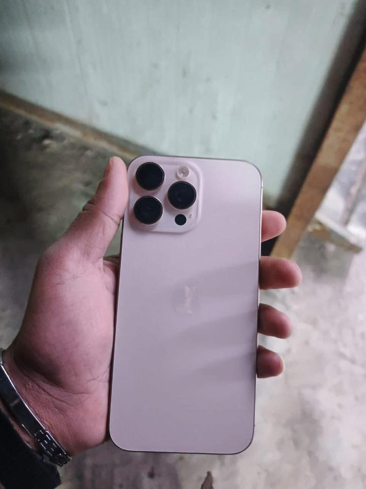 آيفون ١٦ للبيع نظافه ٨٠ بل الميه مكاني بغداد السعر ٧٥٠.للستفسار  ***********
