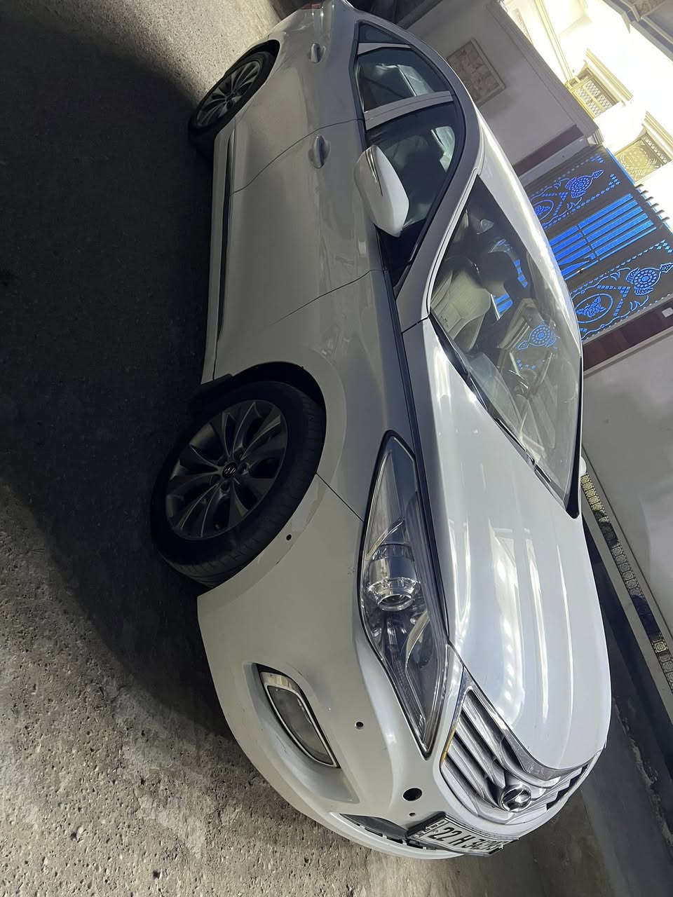 السلام عليكم سياره نوع ازيره موديل 2014 وارد خليجي بيها رشاة صبغ اثر اشخوط وطخات بسيطه مكفوله من لعيب الشرعي سياره جديده محرك 6 سلندر  مكفول كير تبريد حداده تخم تاير كله جديد رقم انكليزي مكان السياره ميسان السعر 98 الشراي يتصل ***********///***********
