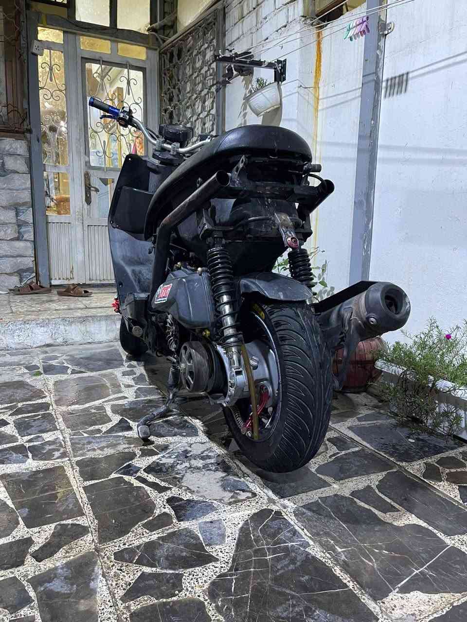 سلام عليكم 
سكنس جبلي 
مكينه 58/5
دراجه بيها زوج ويل مشيف 
وستيرن فكتوريا
وسلف رياضي اسلي 
وفراك
وقطره اكسل 
وزوج يدات اصليات 
وفلنجه انسي واي 
وتعلاكه اصليه
وزوج كلجات 
نوزل 8HKR
تكره بكل وكت
نواقص خفيه فقط صفاح 
650بيها مجال قليل كلش او مراوس 
***********بغداد حي اور🎌
