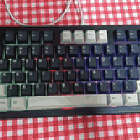 طلعن هاي الكيبوردات المكيانكي قطعتين  ال يونزي اخذ شحن وشغال  الجاز ما...