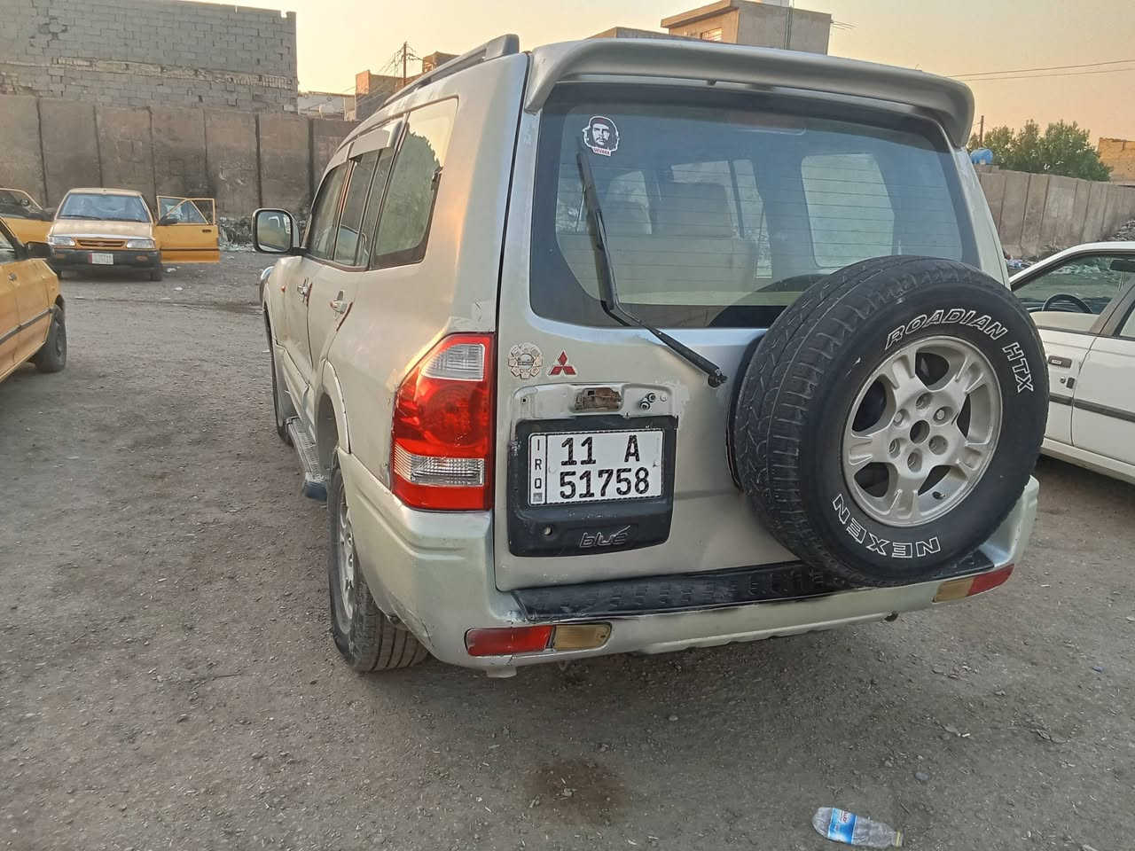 السلام عليكم للبيع باجيرو موديل 2002 جاهزه مكفولا من ضربه فقط جاملغ امامي مبدل كير محرك كفاله كلها عل بلاد لونها رصاصي وجارده فور ويل خليجيه فول مواصفات فتحه كلث قطع تبريد سبعه راكب صدر نضيف رقم بغداد نكليزي تحويل مباشر مكاني بغداد السعر 60 الاستفسار اتصال او مراسلا خاص ***********
