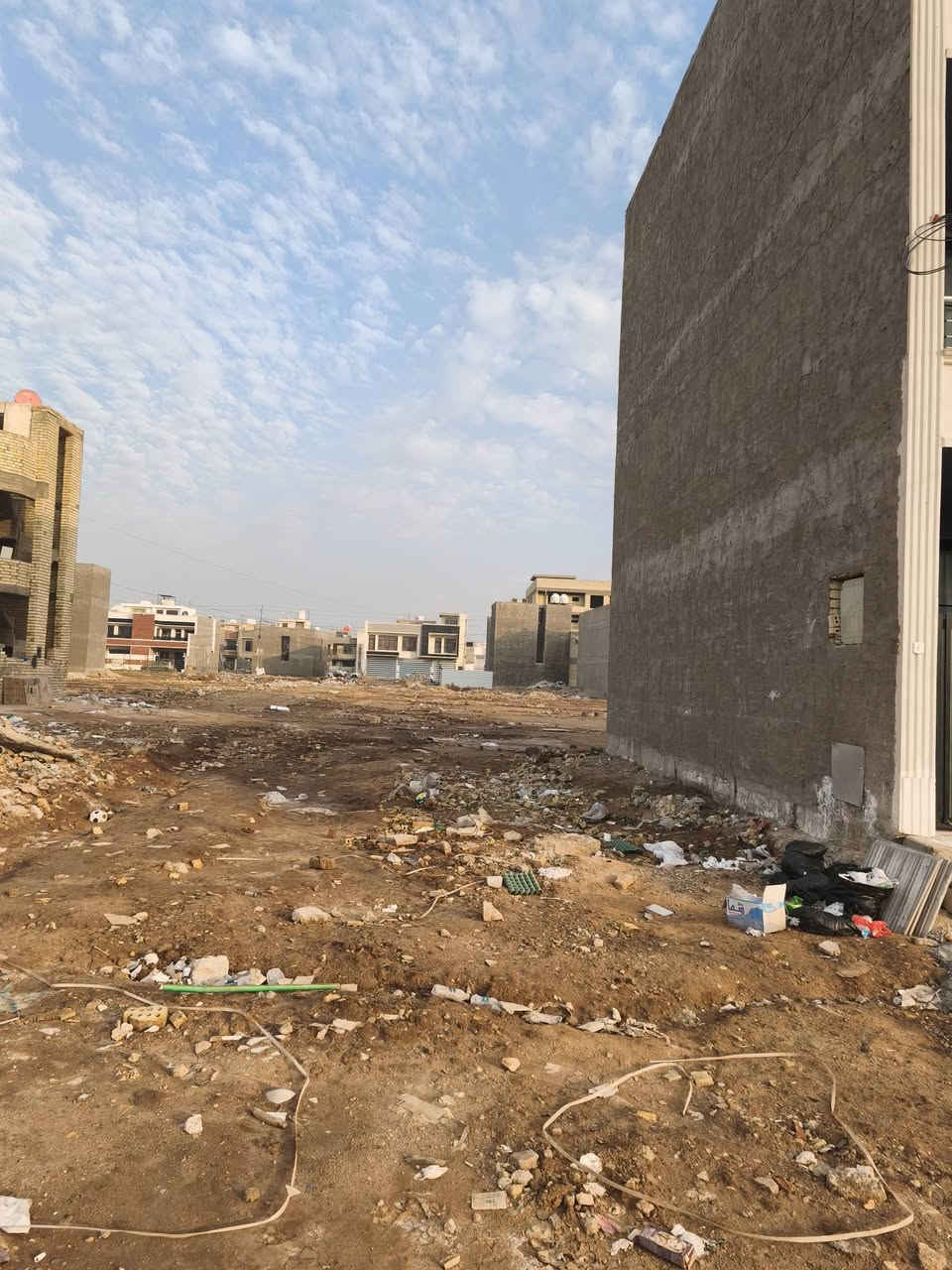 السلام عليكم قطعة ارض ركن  طابو صرف في منطقة كراره المساحه 62م  الواجه 6.5  النزال. 9.6 خدمات ماء موجود كهرباء تسحب جذيله  كامله بيها اجازة البناء مع البيوت البصفك  السعر 95 مليون وبيها مجال للاستفسار ***********
