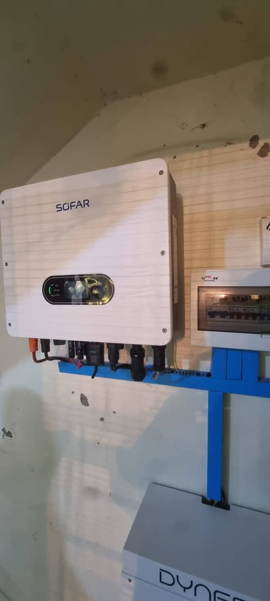 منظومة من طاقة سمارت في منزل الاب الروحي للديانة الايزيدية- منزل بابا شيخ علي
 الموقع : قرية شيخكا 

تشغيل الصباحي 25 امبير التشغيل المسائي 15 امبير 

منظومات سوفار هي منظومات ذات كفاءة عالية جدا 
تم اليوم الانتهاء من نصب منظومة طاقة شمسية 

- انفيرتر 6 كيلواط من سوفار ضمان 5 سنوات 
- بطارية 14.4 كيلواط من داينيس  ضمان 10 سنوات 
-  الواح شمسية  عدد 12 لوح 

 

# مميزات المنظومة الشمسية
-ارجاع الكهرباء للوطنية 
- تقليل فاتورة الكهرباء 
- تحسين البيئة وتقليل الانبعاثات الكربونية
- توفير الطاقة في أوقات الذروة
- المحافظة على اجهزة المنزل كون الفولطية مستقرة وتطول العمر الافتراضي للاجهزة الكهربائية   

مكتب طاقة
الموقع الاول بعشيقة حي العسكري مقابل معرض مخلد 
 *********** 
***********.  
www.taqa-smart.com 
Fadi@taqa-smart.com
 

 

طاقة_شمسية
#منظومات_طاقة
#سوفار
#HZ
#داينيس
#الربيعة
#تل_سمير
#طاقة_سمارت
#طاقة_متجددة
#انفرتر
#بطاريات
#الواح_شمسية
#نصب_منظومات
#عروض_الطاقة
#عراق
#بعشيقة
#مهندس
