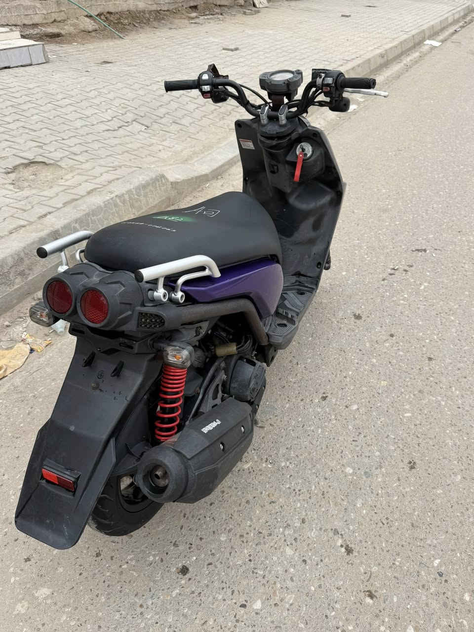 سلام عليكم
سكنس جبلي  دراجه جديده حاويه قبل شهرين اخذته حتى ما مشت هواي  
موديل 2012 . سعرها 1600
***********
