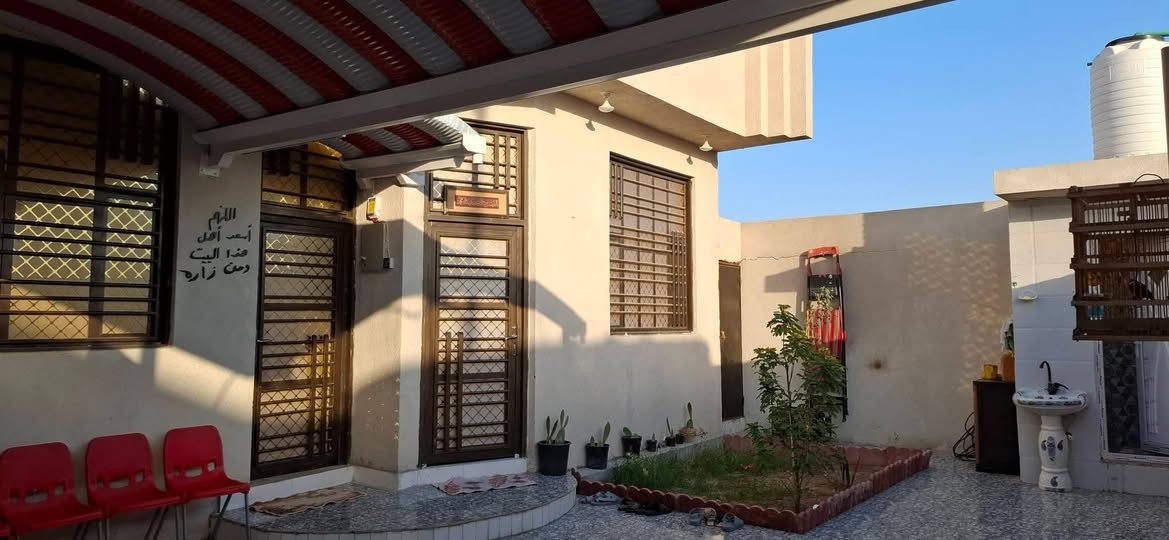 السلام عليكم بيت للبيع في  الجزيره  باب الهوى شارع 22  مقابل ريحانه سنتر عرض الشارع مالته 12 متر  مساحت البيت 240 متر  يحتوي على غرفتين وديوانيه وصاله ومطبخ وكراج +حديقه  وصحيات داخليه وخارجيه البيت جاهز اي استفسار اتتصل رقم الهاتف *********** سعر 108 وبيه مجال
