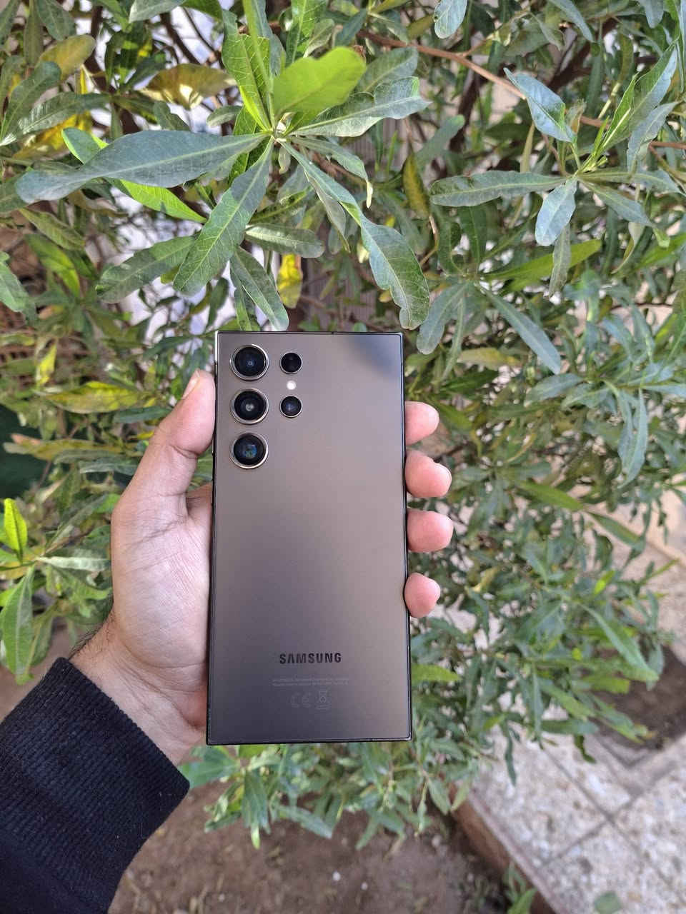 سلام عليكم
عندي Galaxy S24 Ultra أخو الجديد، الجهاز غني عن التعريف، شاشة عملاقة وكاميرا خرافية وتقريب يوصل للقمر، وبطاريته وقلمه ما يحتاج أحجيلكم عنها
الوضع مال جهاز بكل أمانة وصراحة وبدون غش:
 * الظهر: الجهاز جان بي فطر بالظهر وتبدل (الظهر فقط) بظهر أصلي جديد داخل الوكالة الرسمية (يعني شغل درجة أولى ومضمون.
  الجهاز شغال 100%،  
 الملحقات: العلبة الرسمية مالته موجودة ويا الضمان (مثل ما واضحة بصورة العلبة
وياه 3 كفرات هدية ، يعني ما يحتاج تشتريله أي شي، تاخذه وتتوكل على الله فوراً.
الجهاز استخدام شخصي  ومكفول من كل النواحي غير السالفة الذكرتها إلك بكل أمانة.
*ملاحظة: الشراي يراسل خاص  وبيه الخير والبرك


**إذا كنت صاحب هذا الإعلان وتريد حذفه لأي سبب، رجاءا أرسل رسالة إلى الدعم الفني**