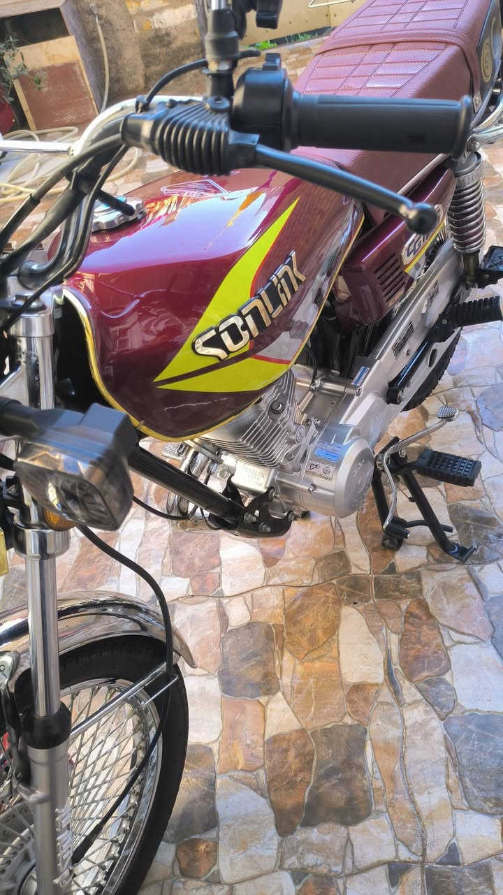 السلام عليكم دراجه سونك مكفوله كفاله عامه + سنويه تحويل باسمك ثاني يوم مباشرا (عنواني كوت سياسيين) 
للأستفسار الاتصال على الرقم *********** 
او *********** واتس 
مستعجل ع بيعتها شراي تشلع عيوني ❤️
