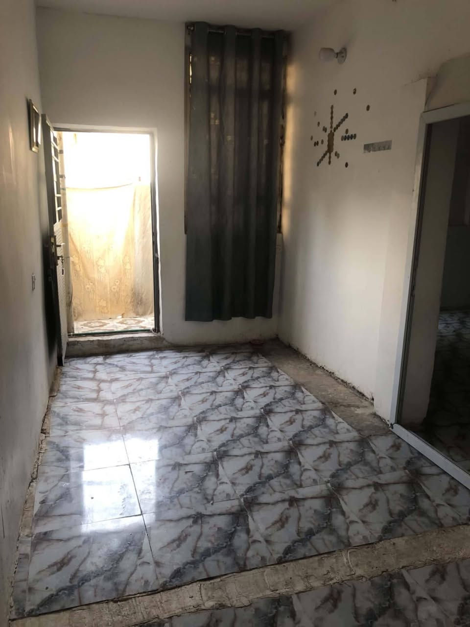 ب300 ايجاره بيت طابق ثاني بالدوره معزول غرفه وصاله ومطبخ وحمام وسطح ايفيد عائلة ازغير
3نفرات بناء جديد ونظيف منطقة هادئة استفسر واتساب من صاحب البيت ***********
