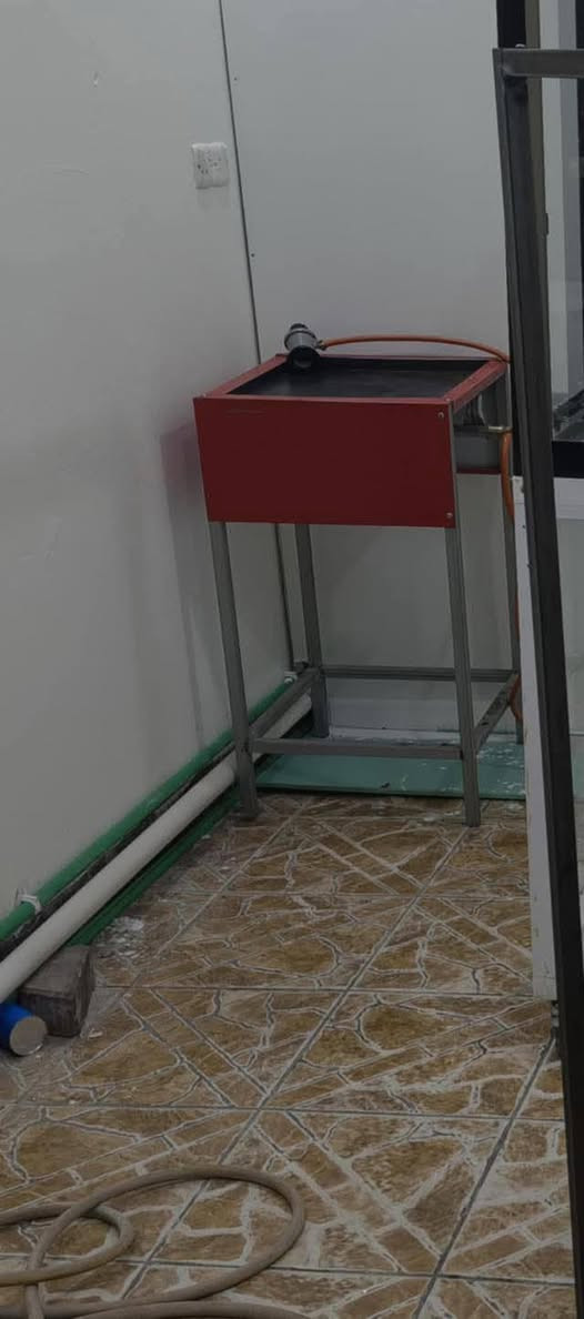 سلام عليكم طباخ كافتريا مع عارضه فلافل  وشوايه بركر للبيع للستفسار مراسله واتساب ***********
