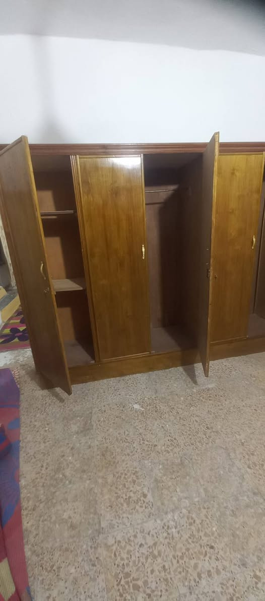 كنتور صاج ابو السته أبواب مستعمل نضيف مكان حي الصادق السعر ٢٥٠ وبي مجال قليل رقم التليفون وتساب فقط ***********
