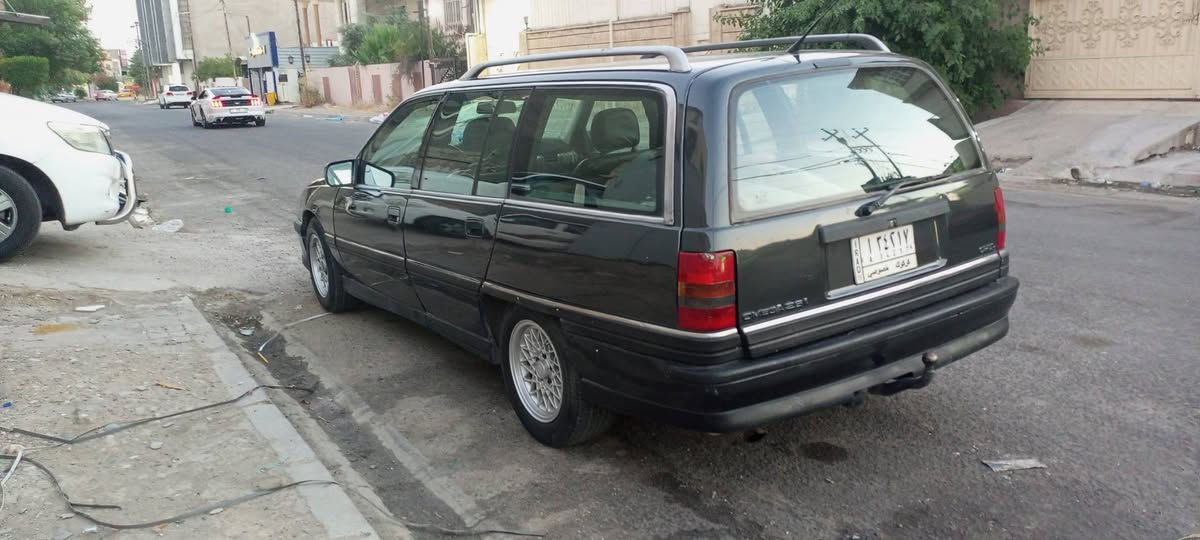 للبيع اوبل اوميكا موديل 92 محرك بي بخار كير شرط كهربائي كلها شغاله سياره نضيف شرط تحويل بي دفتر بابزين سعره 27بي مجال     ***********
