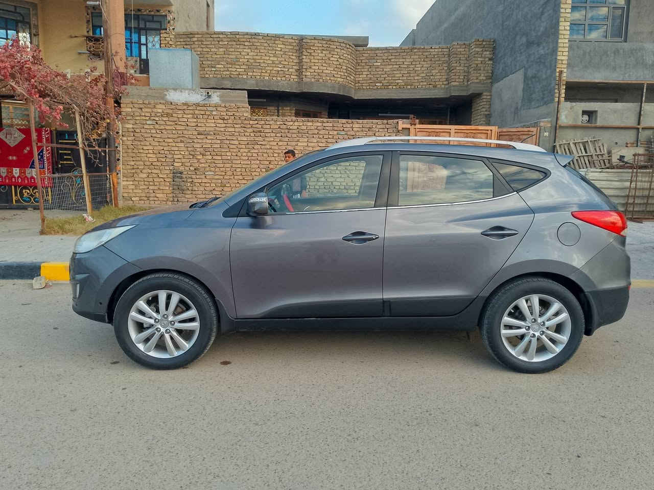 السلام عليكم للبيع توسان ٢٠١٠خليجي فول مواصفات ماعده البصمه تبريد شغال حداديه جديده تخم تاير جديد رقم بغداد   انكليزي السعر عند التصال والصونار موجود ويه الصور بنيد صبغ وجاملغ مفتوح ***********
